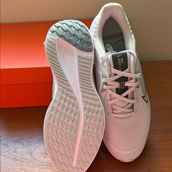 Nike Quest Athletic Shoes NWT - Picture 3 of 5